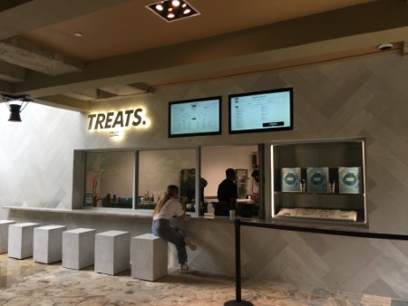 ハワイ 「KITH TREATS.」