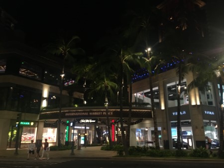 ハワイ　夜のワイキキ