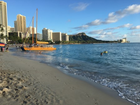 ハワイ 木曜日の夕方のワイキキビーチとサーフジャックのオープンマーケット