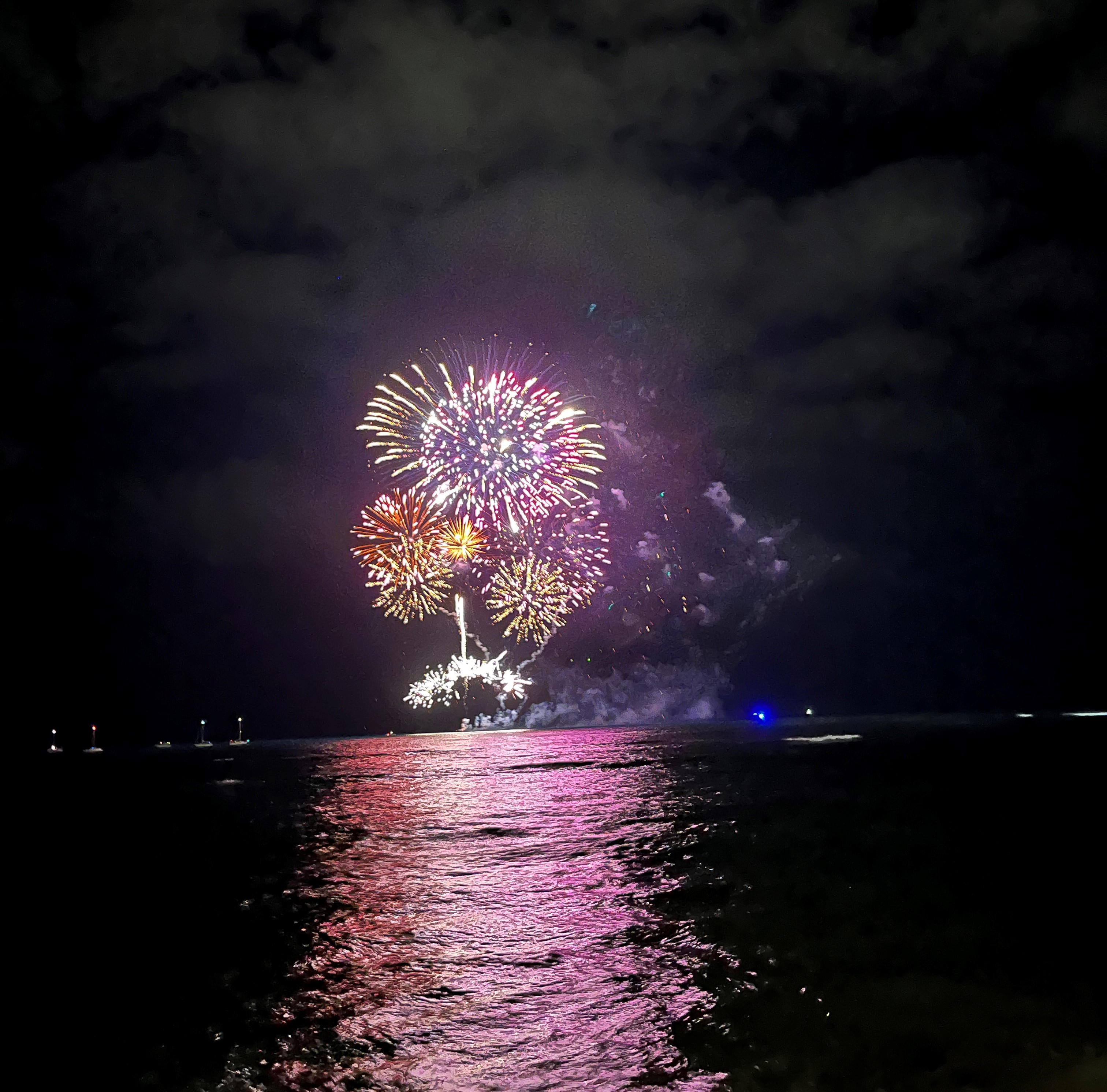 ハワイ　ワイキキ沖から上がる花火　最終回