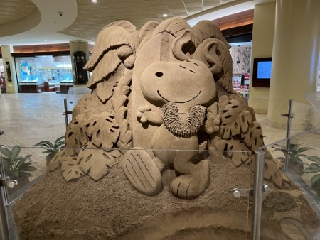 ハワイ　シェラトンの彫刻が「スヌーピー」