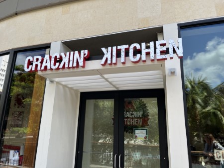 ハワイ　「CRACKIN’ KITCHEN」移転再オープン！