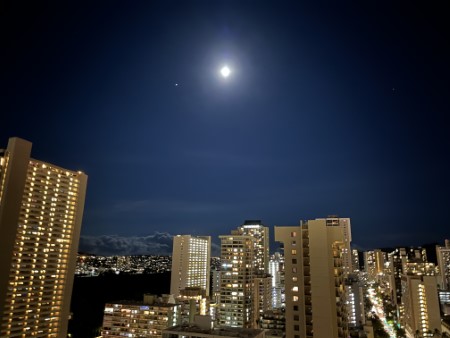 ハワイ　十三夜のお月様と花火
