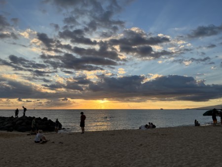 ハワイ　朝焼けとビーチからの夕焼け