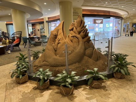 ハワイ シェラトンワイキキの新作砂の彫刻
