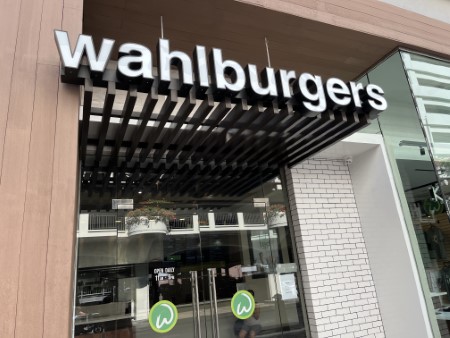 ハワイ 「wahlburgers」アラモアナ店