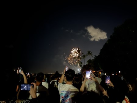 ハワイ　浜辺から見たヒルトンの花火