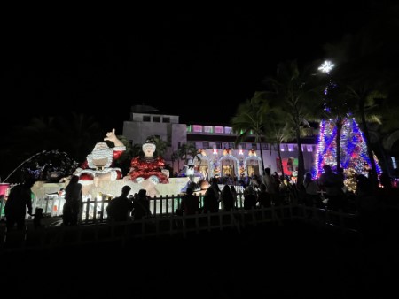 ハワイ　「ホノルルシティライツ」クリスマスツリーとリースのコンテスト