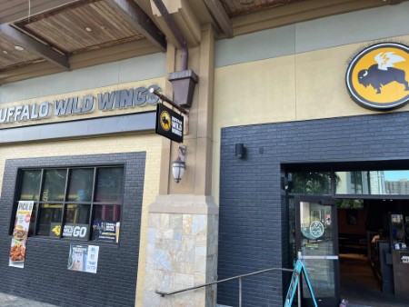 ハワイ 「BUFFALO WILD WINGS」