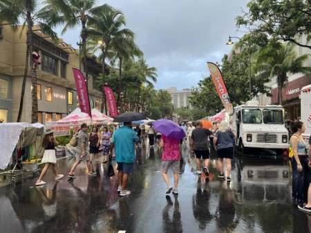 ハワイ　雨降りの歩行者天国