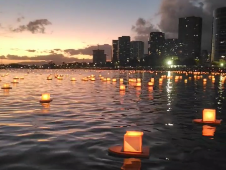 ハワイ メモリアルデーの灯籠流し