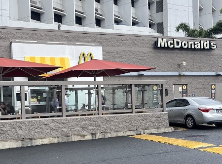 ハワイ　ケエアモク通りのマクドナルド