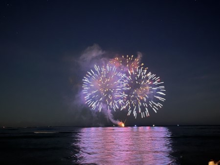 ハワイ　ワイキキ沖からの花火