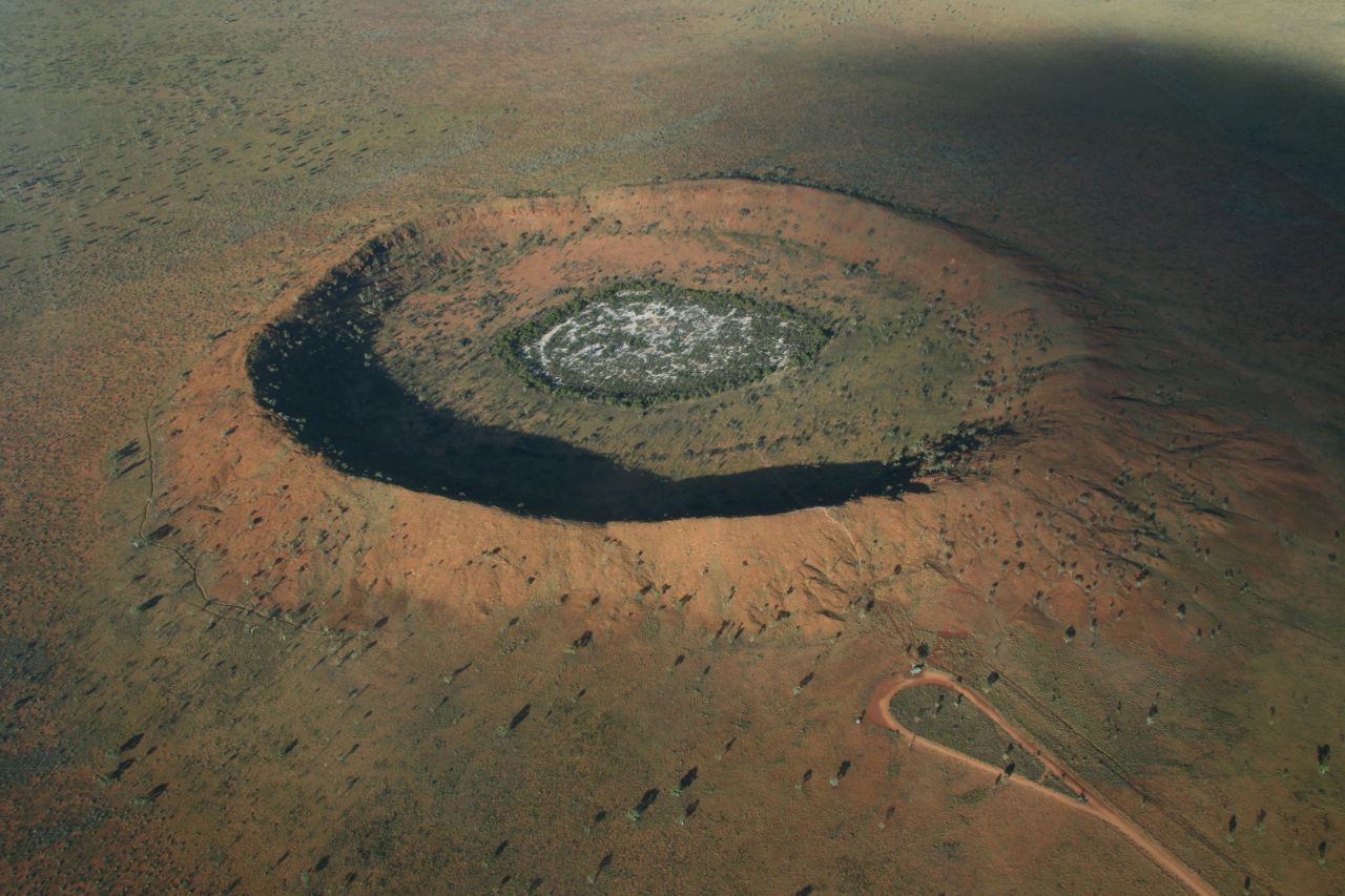 オーストラリアのクレーター9選|隕石衝突跡・火山湖・世界最古のクレーター完全ガイド